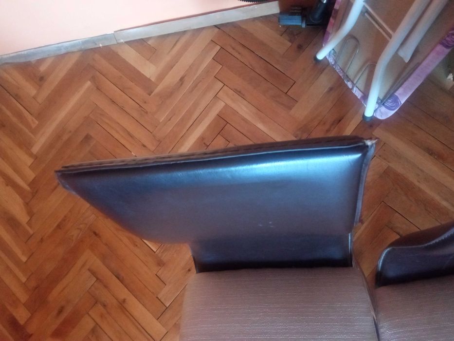 Продавам 2 бр. столове за хол, или всекидневна. 40лв. за брой