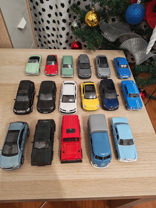 Vând sau schimb machete auto 1:36