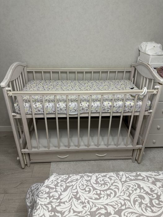 Продаю детскую кроватку для новорожденных с бортиками и матрасом