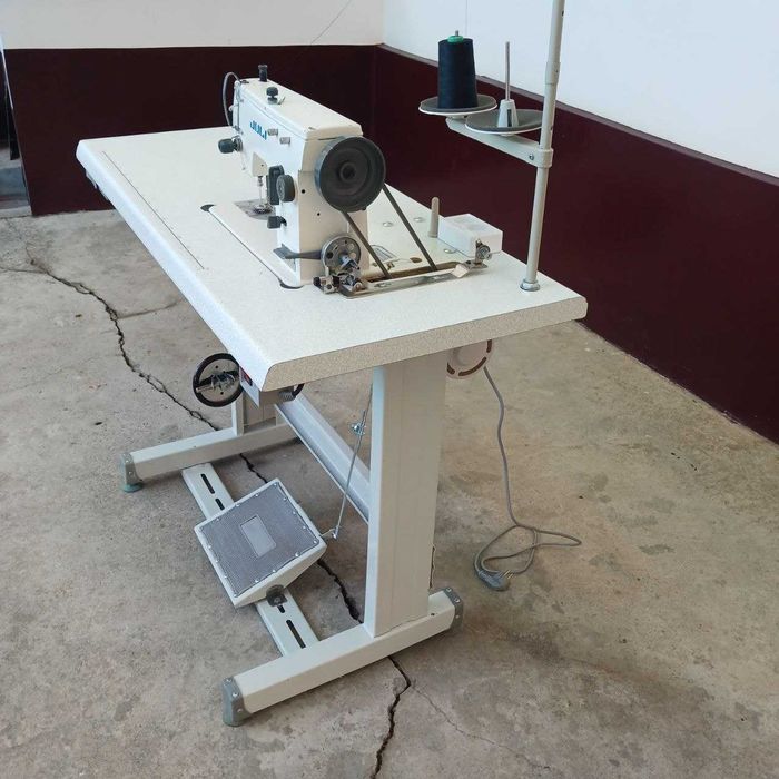 "Зиг-заг" швейная машина. Год гарантии/Металл/Комплект.