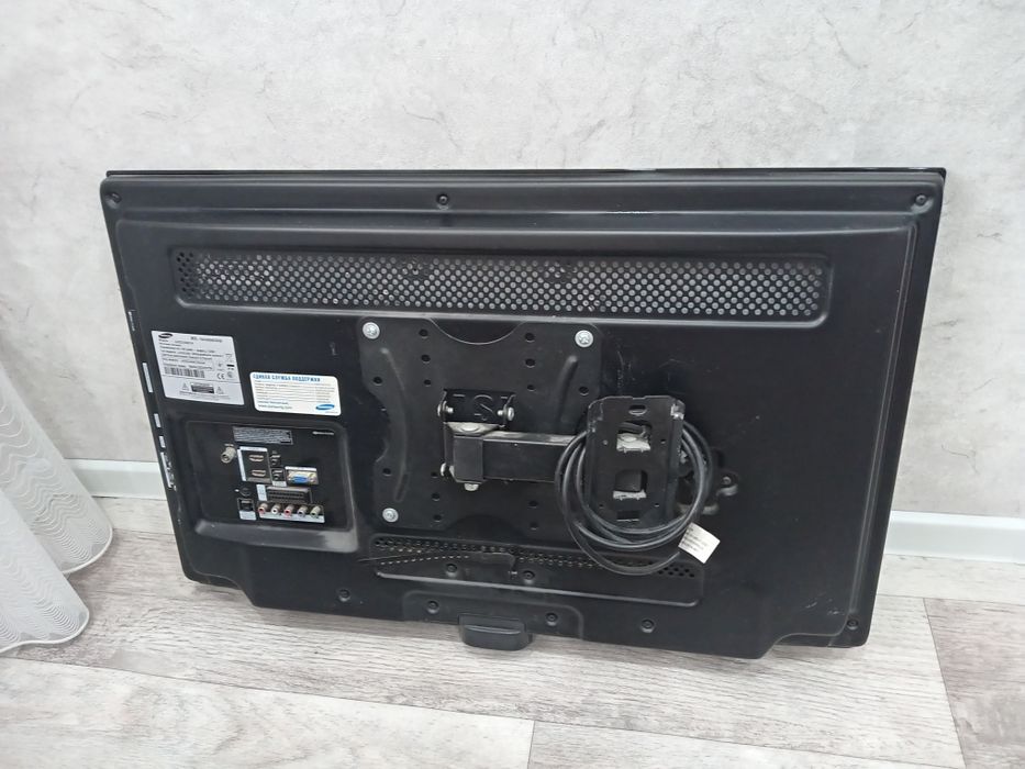 Продам телевизор 81 диагональ вместе с кронштейном.