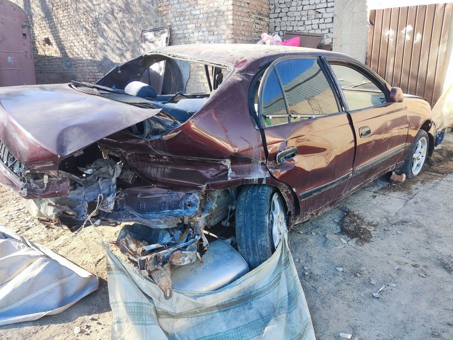 Тойота Карина Е аварийная