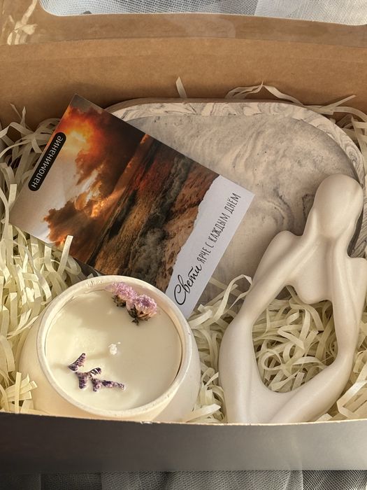 Аромасвеча и декор в подарочной упаковке.