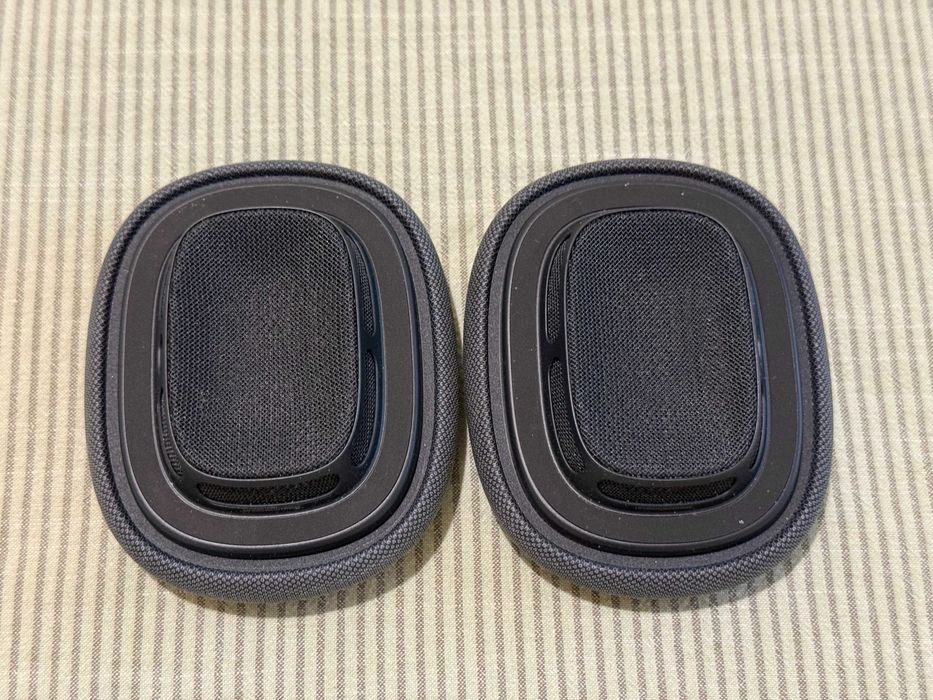 Продавам оригинални наушници Apple AirPods Max Ear Cushions, Black – много добро състояние