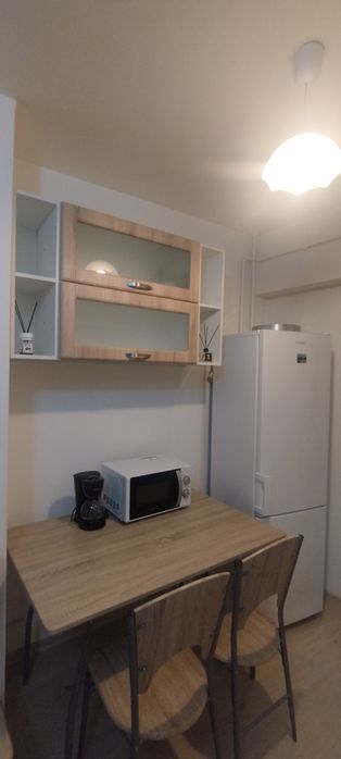 Particular închiriez garsonieră decomandată  40mp,Brazdă,complex vechi,vis a vis de restaurant La Rocca.