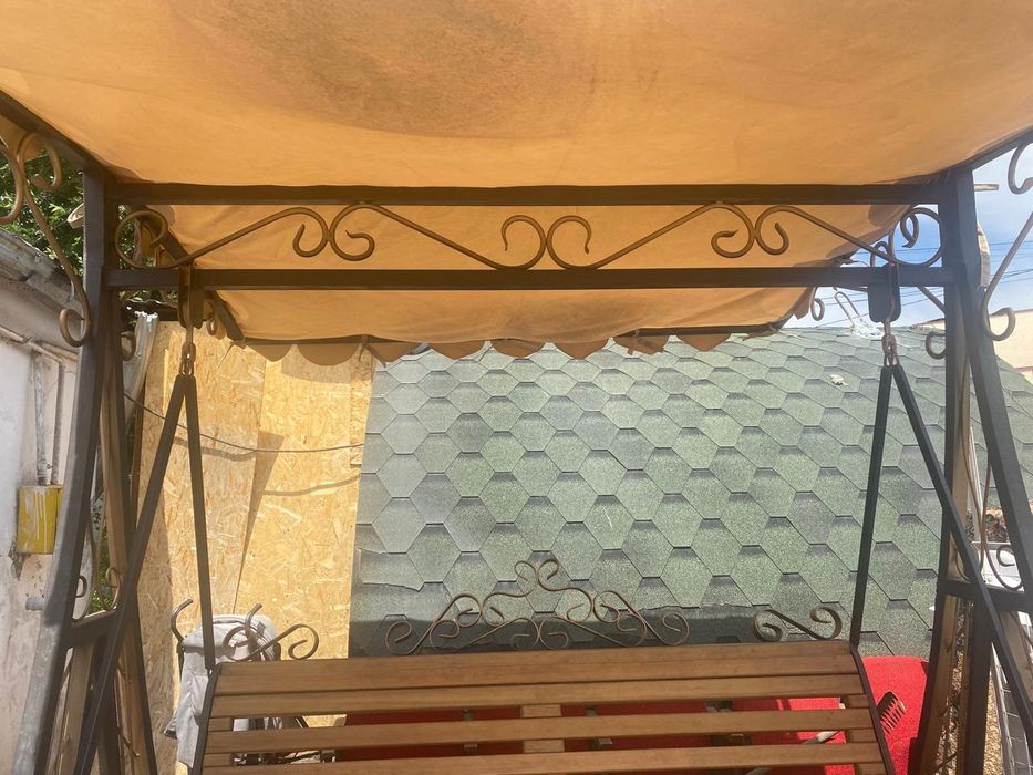 Скамейка и разные вещий