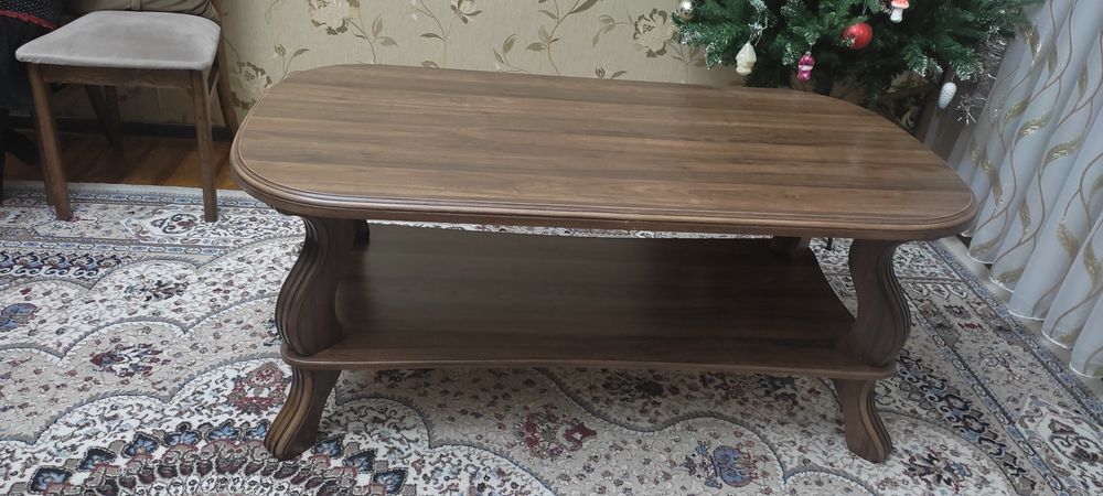 Стол журнальный новый.