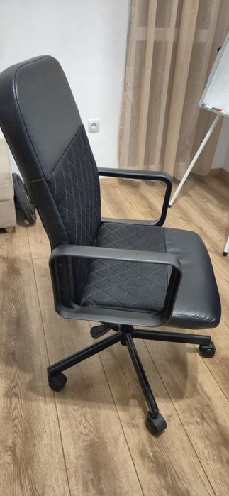 Офис стол - НОВ!