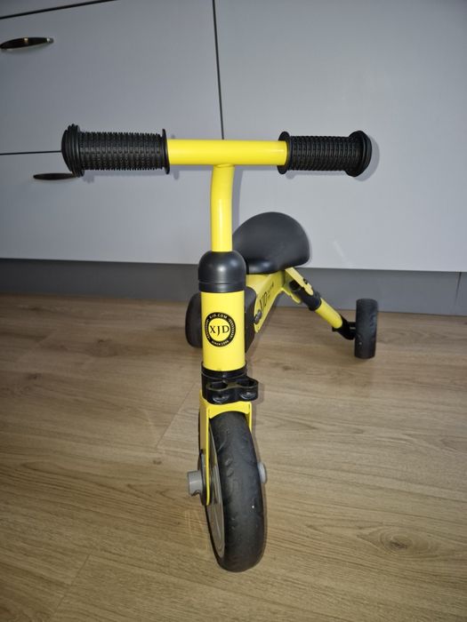 Tricicletă XJD pentru intervalul de vârstă 1-3 ani.