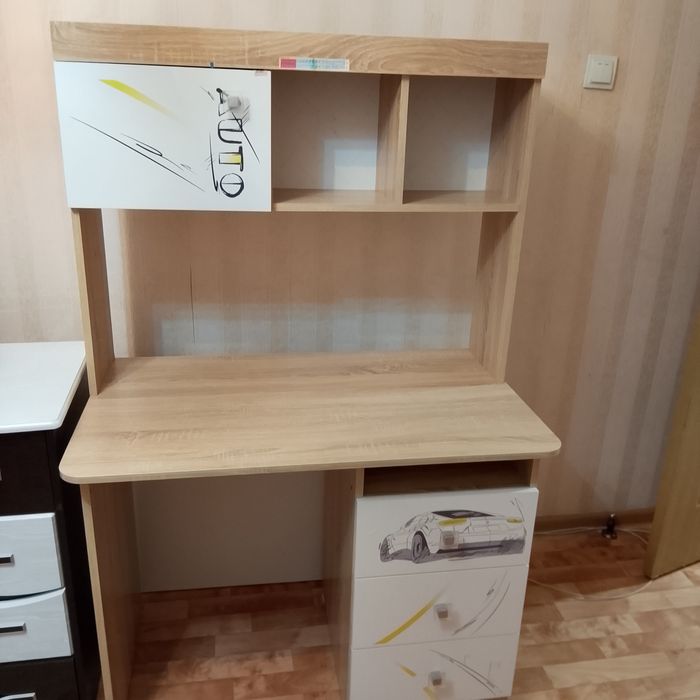 Продается компьютерный стол, и раскладной стол