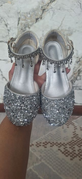 Продам нарядные туфли на девочку