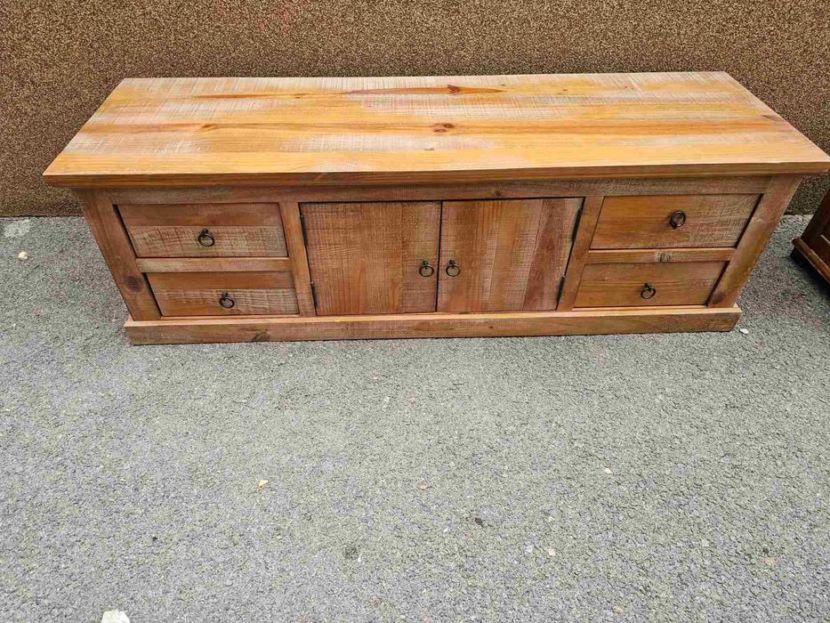 Шкаф изработен изцяло от дърво