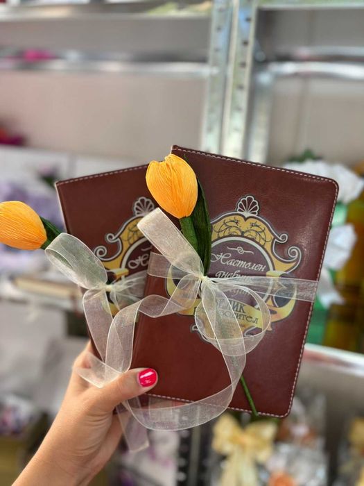 Уникален подарък за учител – дневник + писалка + лале