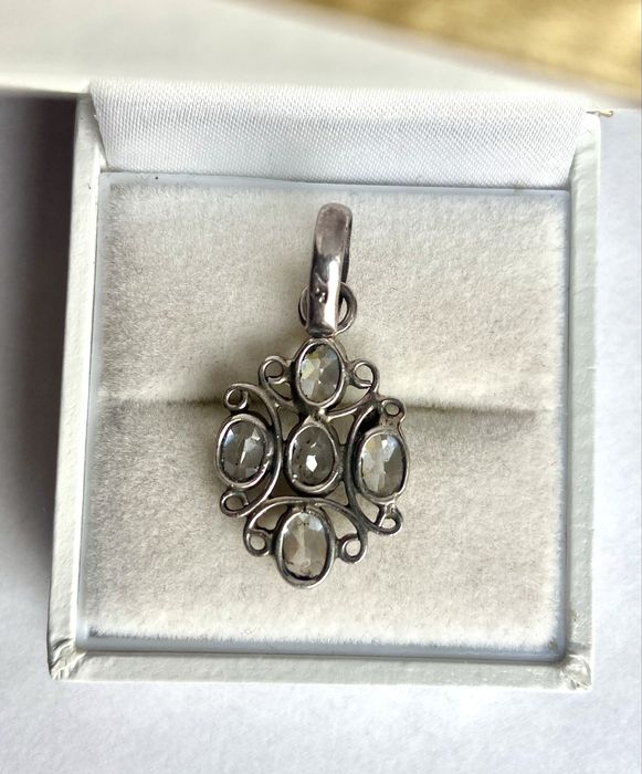 Pandantiv din argint cu pietre