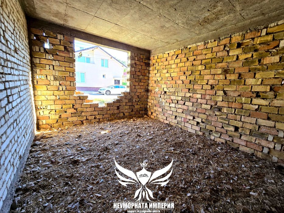 Продавам двуетажна къща 206РЗП и двор 525кв.м. с гараж в с.Тополово