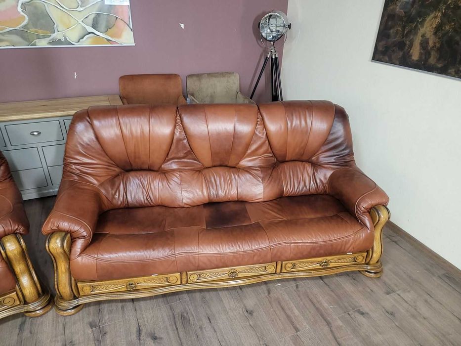 Кафяв комплект дивани тройка,двойка и фотьойл от естествена кожа и дъб