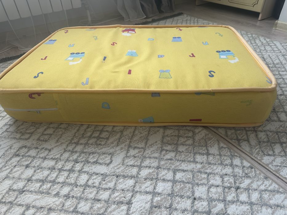 Детский кровать.