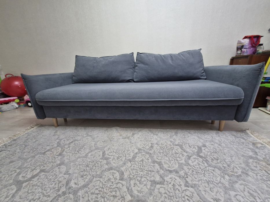 Диван хорошего качества.