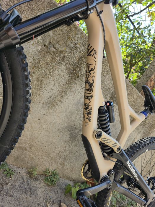 YT Tues CUSTOM 27.5 S-M размер Карбонов Висок клас DH bike SINGLE SPEED,  Magura 5 4-бутални, Rockshox Boxxer Въздушна