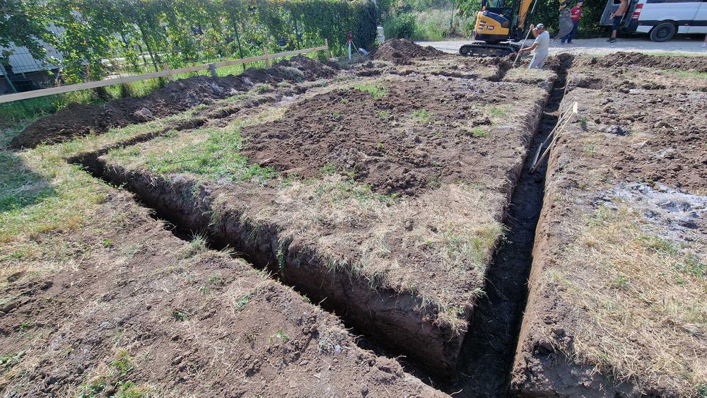 Miniexcavator de inchiriat / mini excavator inchiriere