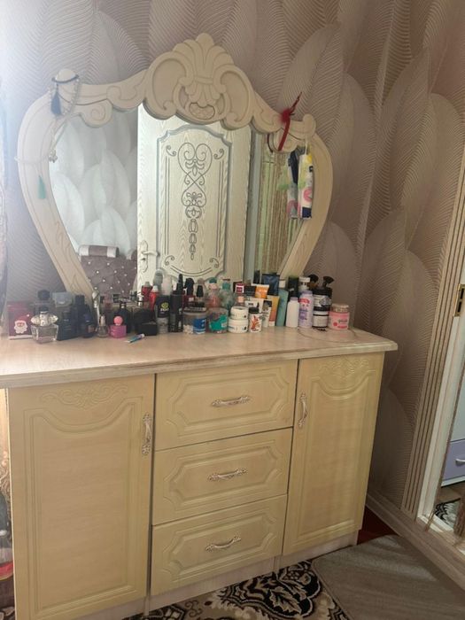 detski kravat va boqa narsalar sotiladi