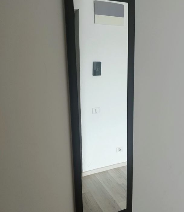 Oglindă cu ramă neagră