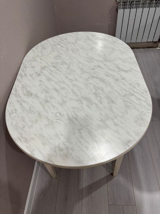 Кухонный стол в хорошем состоянии, ножки не шатаются