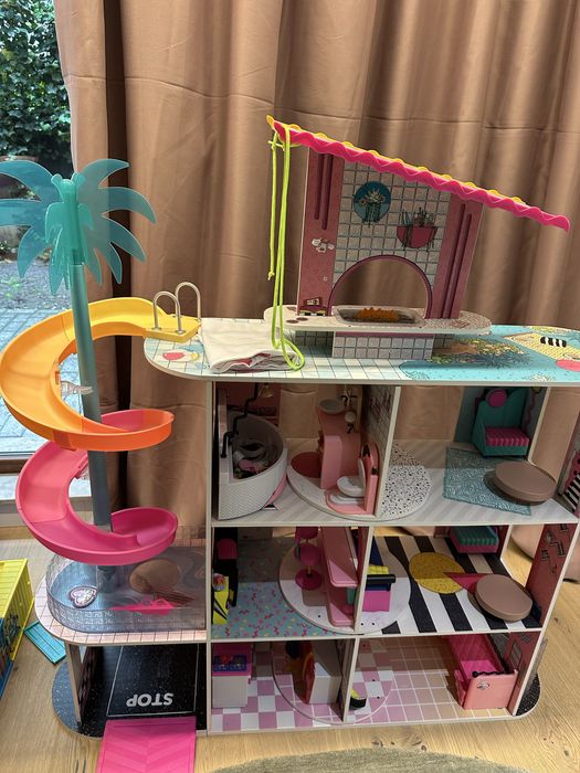 Vand casa din lemn LOL Surprise,cu accesorii si papusi,4 etaje,noua
