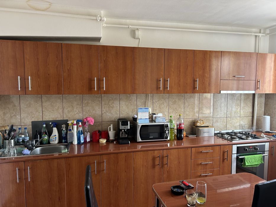 Mobila bucatarie utilata cu masa si corp soldat cuptor si plita