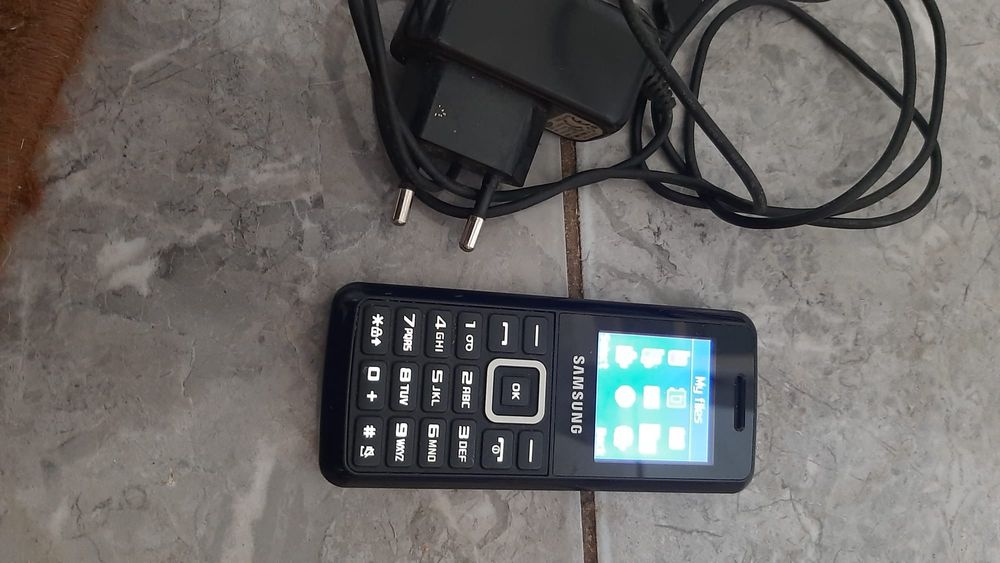 Vind Samsung E 1110,liber rețea,inclusiv Digi,cu incarcator