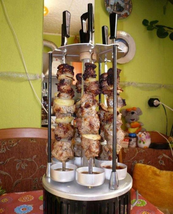 Электрическая шашлычница. Очень хорошая вещь для дома.