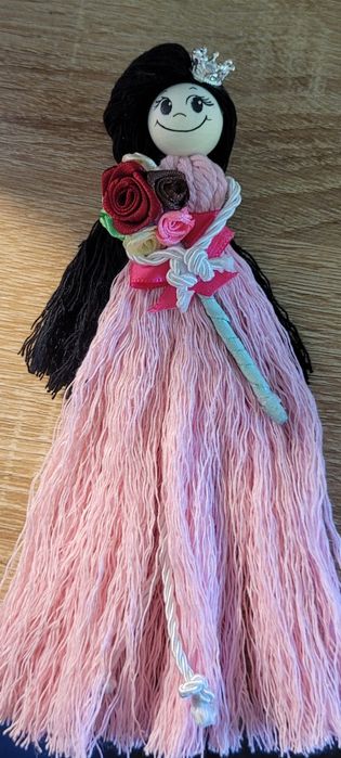 Ръчно изработена кукла в рамка