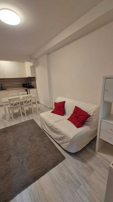 Închiriez apartament cu parcare