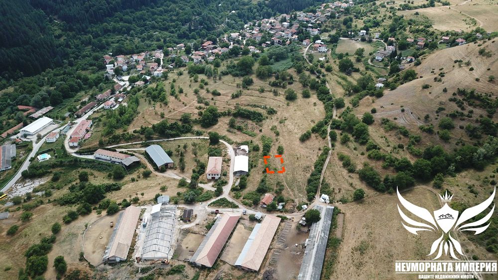 Продавам земя 524кв.м. с топ гледка до път в село Орехово обл.Смолян