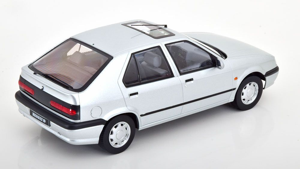 Macheta auto Renault 19 1994 1:18 Triple9