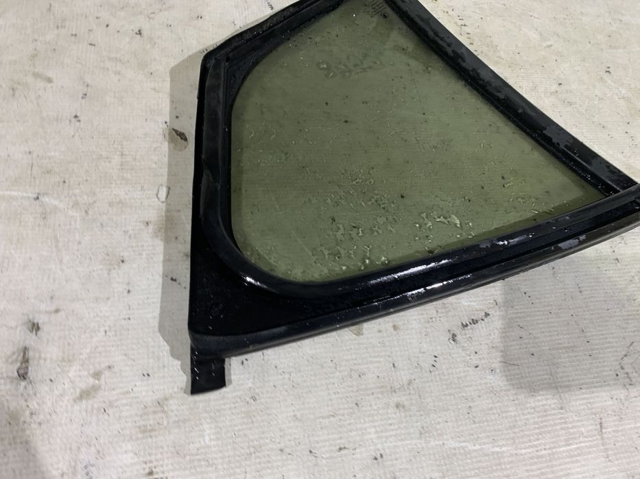 Geam mic coltar usa dreapta spate - cu cheder, Skoda Octavia 3 Berlina, 2013, 2014, 2015, 2016, 2017, 2018, 2019, 2020, cod origine OE 5E5845214.