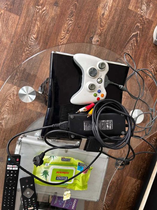 Xbox 360 Slim (250GB) – Пълен комплект за игра