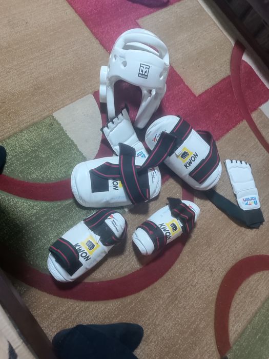 Щитки,шлем,носки б/у