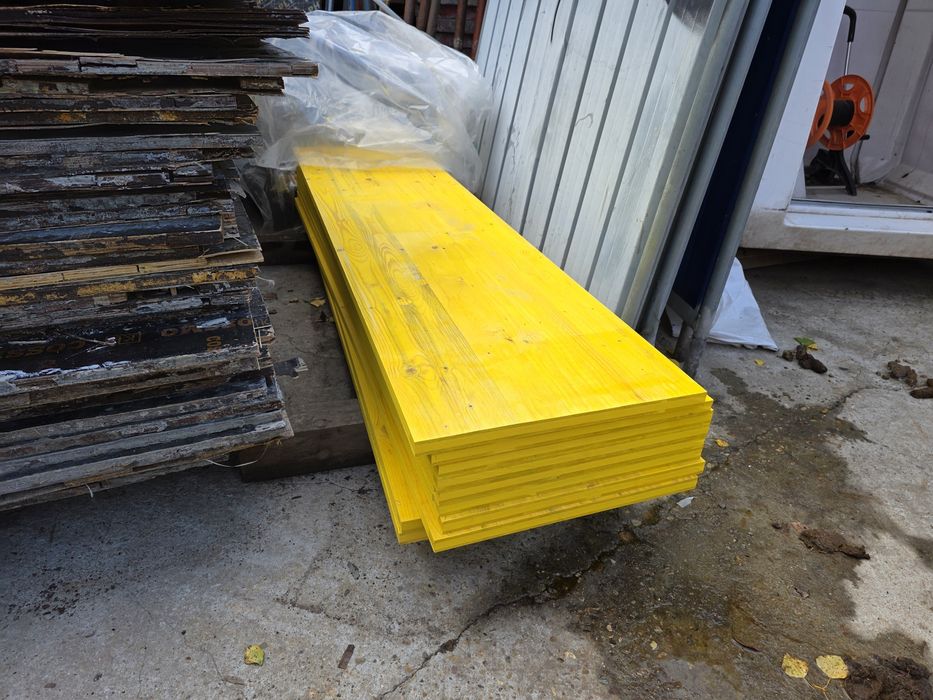 Продажба на жълти кофражни платна.