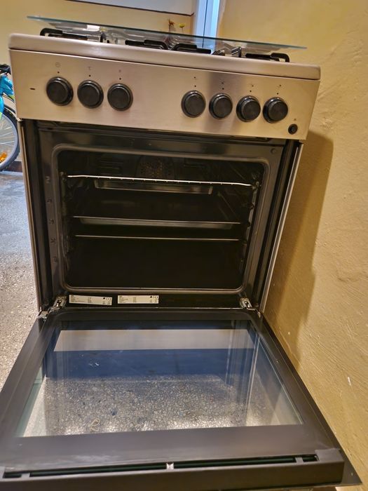 Vând aragaz Inox Beko