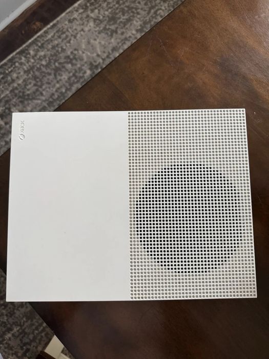 Xbox One S 1TB в идеальном состоянии