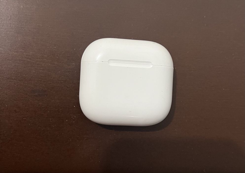 Vând Airpods 4 .