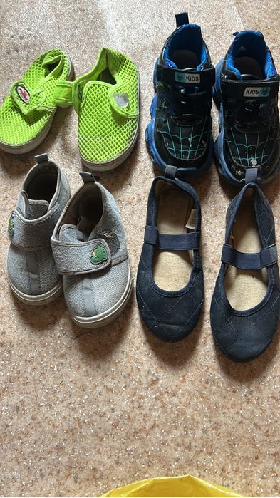 Обувь отдам даром.