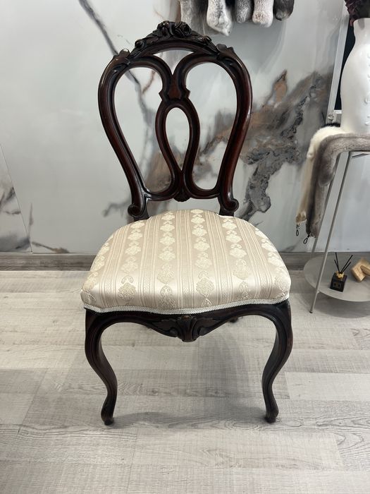 Стол в бароков стил с дърворезба