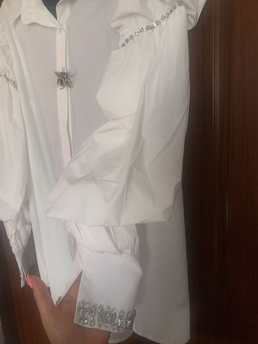 Нова бяла риза с брошка и камъни