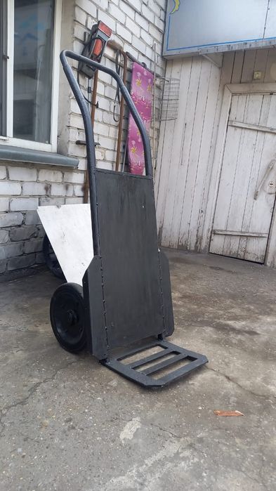 Черная тележка для переноски вещей