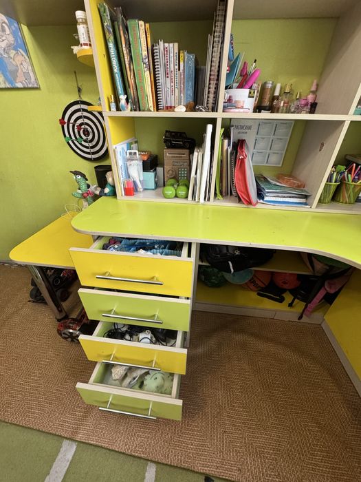 Продам угловой письменный стол с полками