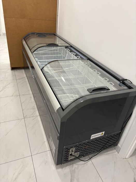 Срочно продам витринный морозильник