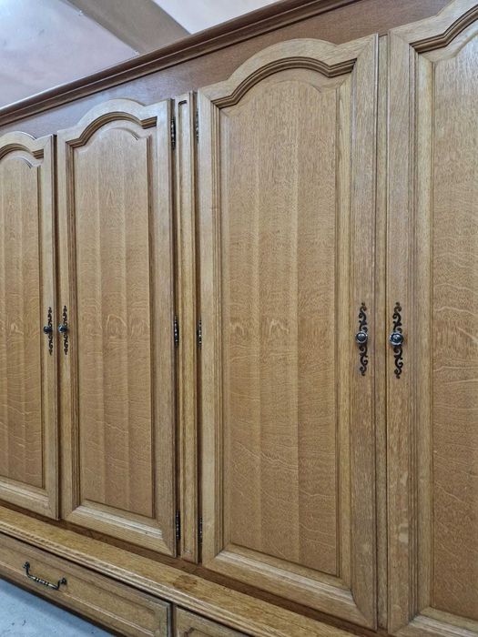 Голям четирикрилен гардероб с две чекмеджета