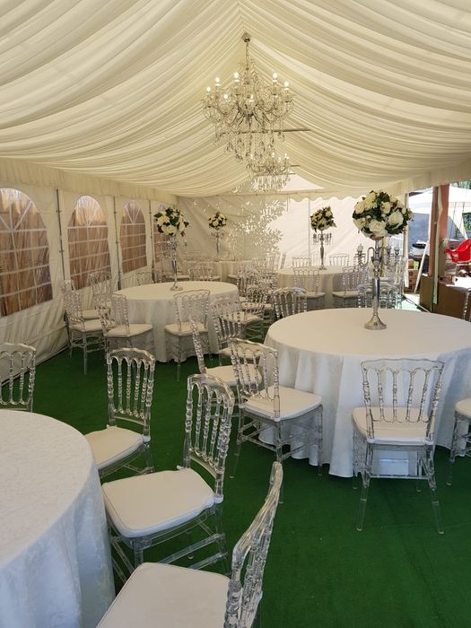 Inchiriez cort,corturi pavilion,mese scaune vesela aranjamente florale